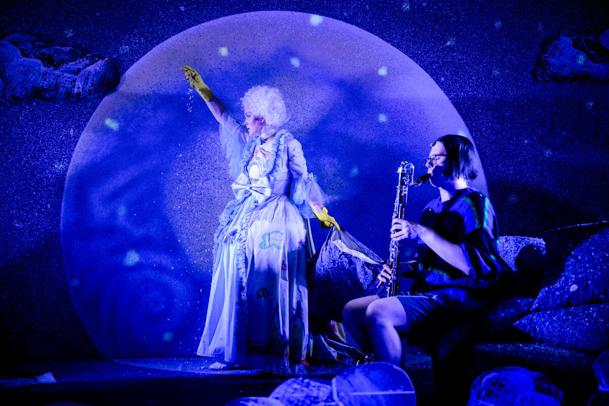 Frau Holle (Maria Hilmes) macht das Wetter: Die diesjährige Kinderoper hatte am Mittwochabend Premiere. 