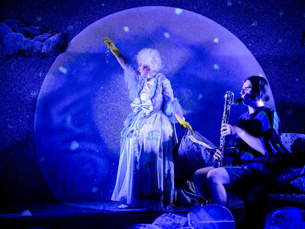 Opernfestspiele: Premiere der Jungen Oper Frau Holle (Maria Hilmes) macht das Wetter: Die diesjährige Kinderoper hatte am Mittwochabend Premiere.