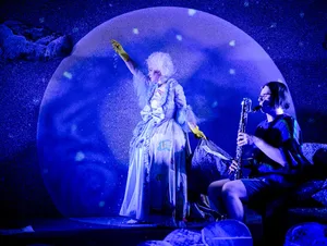 Opernfestspiele: Premiere der Jungen Oper Frau Holle (Maria Hilmes) macht das Wetter: Die diesjährige Kinderoper hatte am Mittwochabend Premiere.