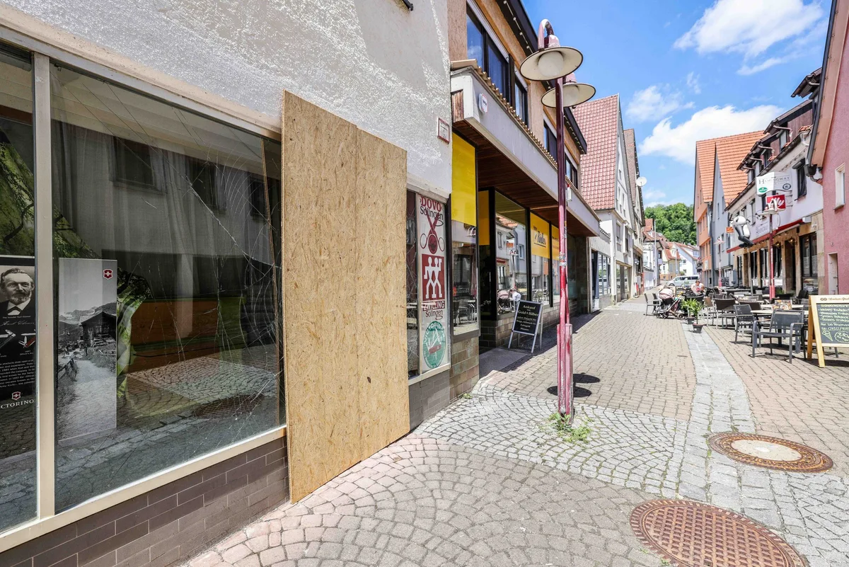 Holzplatte statt Schaufensterscheibe: Am Montagmorgen wurde bei Waffen Rödter eingebrochen.