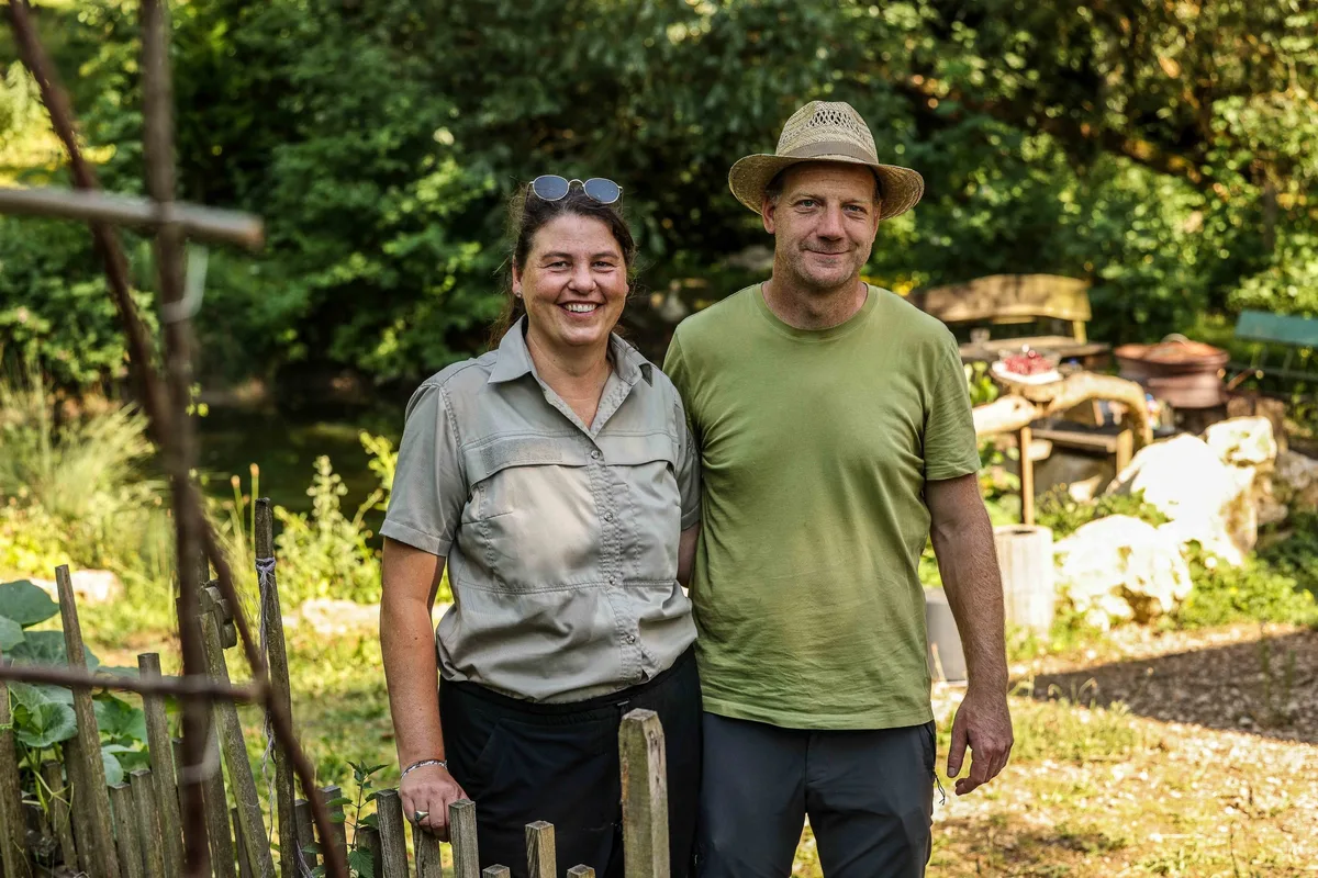 Bekommen von der Gartenarbeit nie genug: Beatrix und Sebastian Diedering.