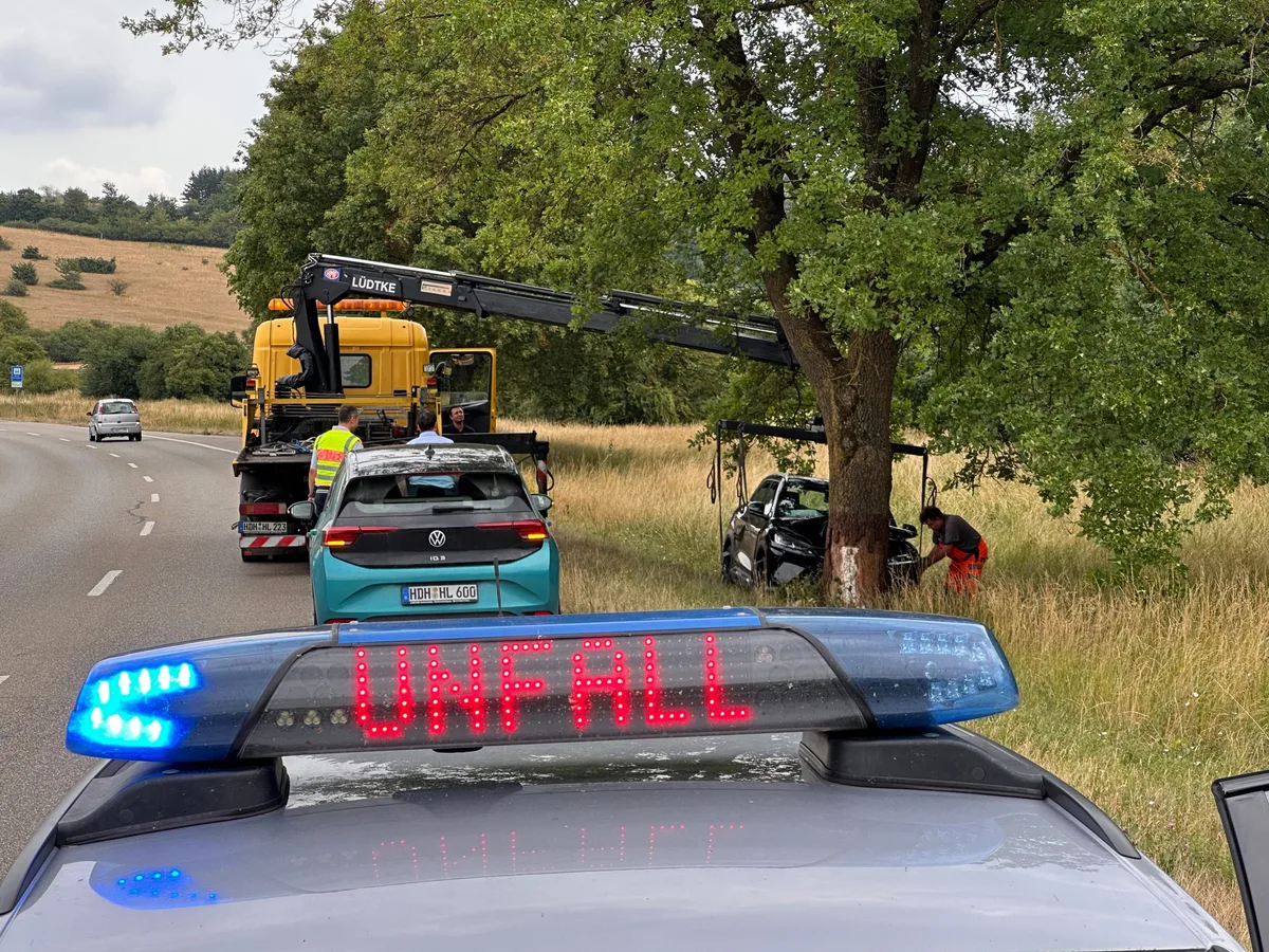 Auto prallt gegen Baum zwischen Giengen und Herbrechtingen.