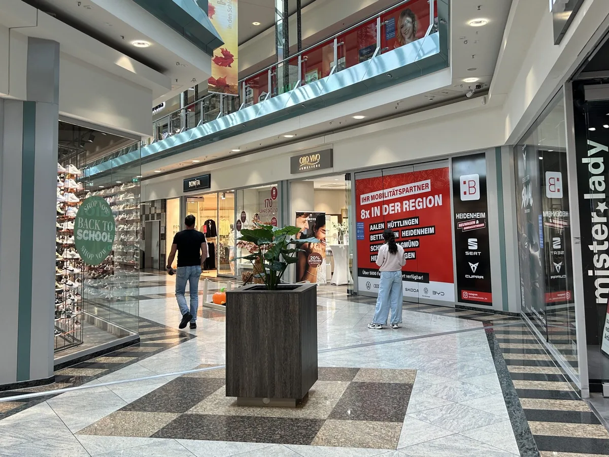 Rituals Noch verdeckt Autowerbung das Schaufenster des Ladens in den Schloss-Arakden in Heidenheim, den Rituals beziehen wird.