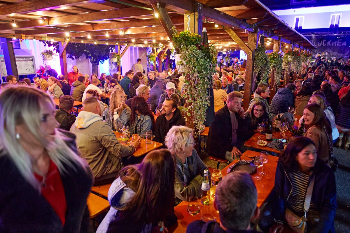 Beim dritten Winzersommer im vergangenen Jahr wurden die Sitzplätze zeitweise rar.