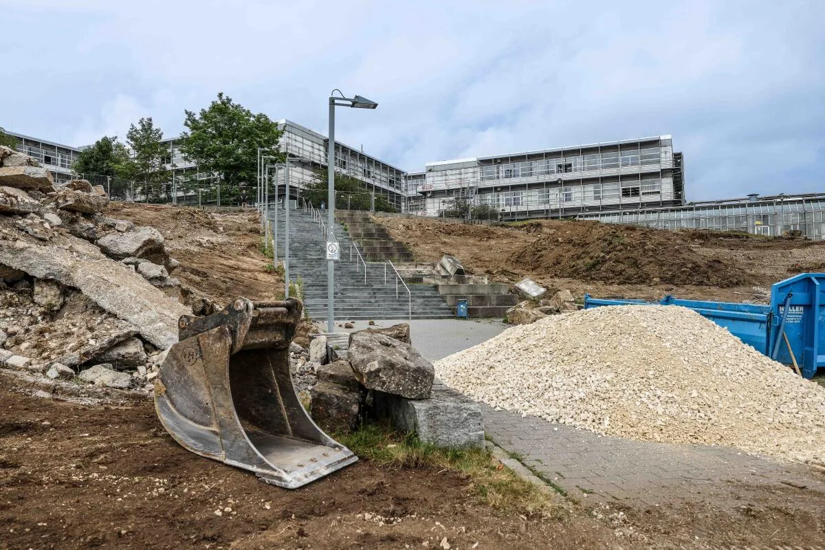 Die Erdarbeiten am Heidenheimer Berufschulzentrum haben begonnen, auch die Treppe wird demnächst abgerissen.