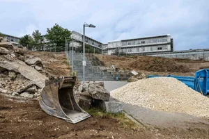Heidenheim, Baustart, Berufschulzentrum, Baustelle, Die Erdarbeiten am Heidenheimer Berufschulzentrum haben begonnen, auch die Treppe wird demnächst abgerissen.
