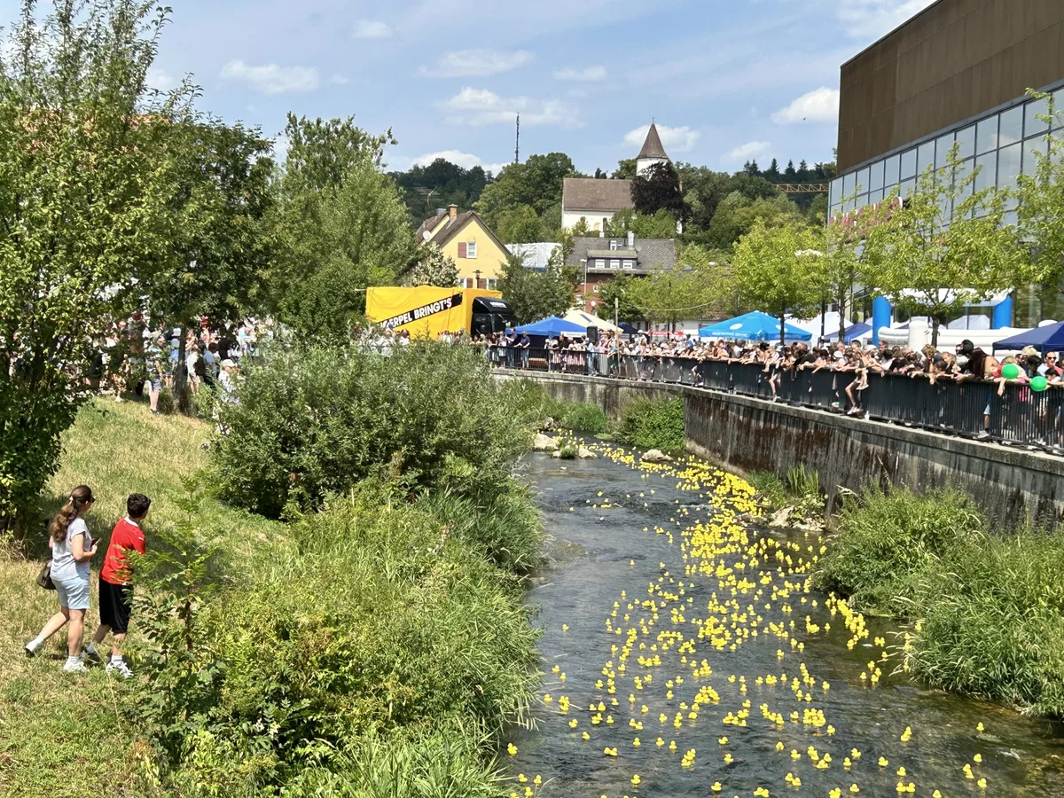 Hunderte Zuschauer versammelten sich entlang der Rennstrecke, dem Heidenheimer Brenzufer.