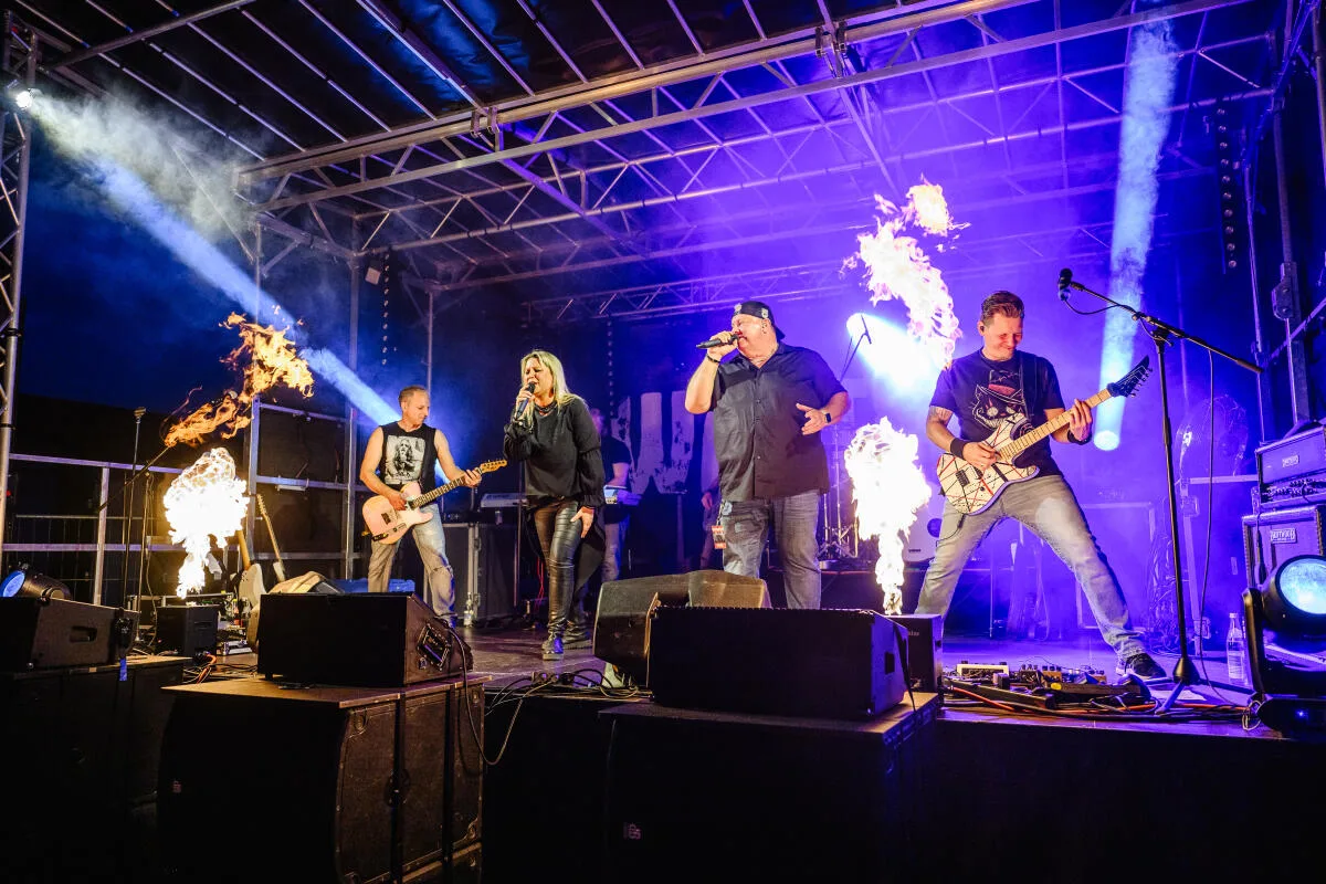 Die Coverband Wanted Live voll in Action bei drückenden 27 Grad an einem Sommerabend in Bissingen.