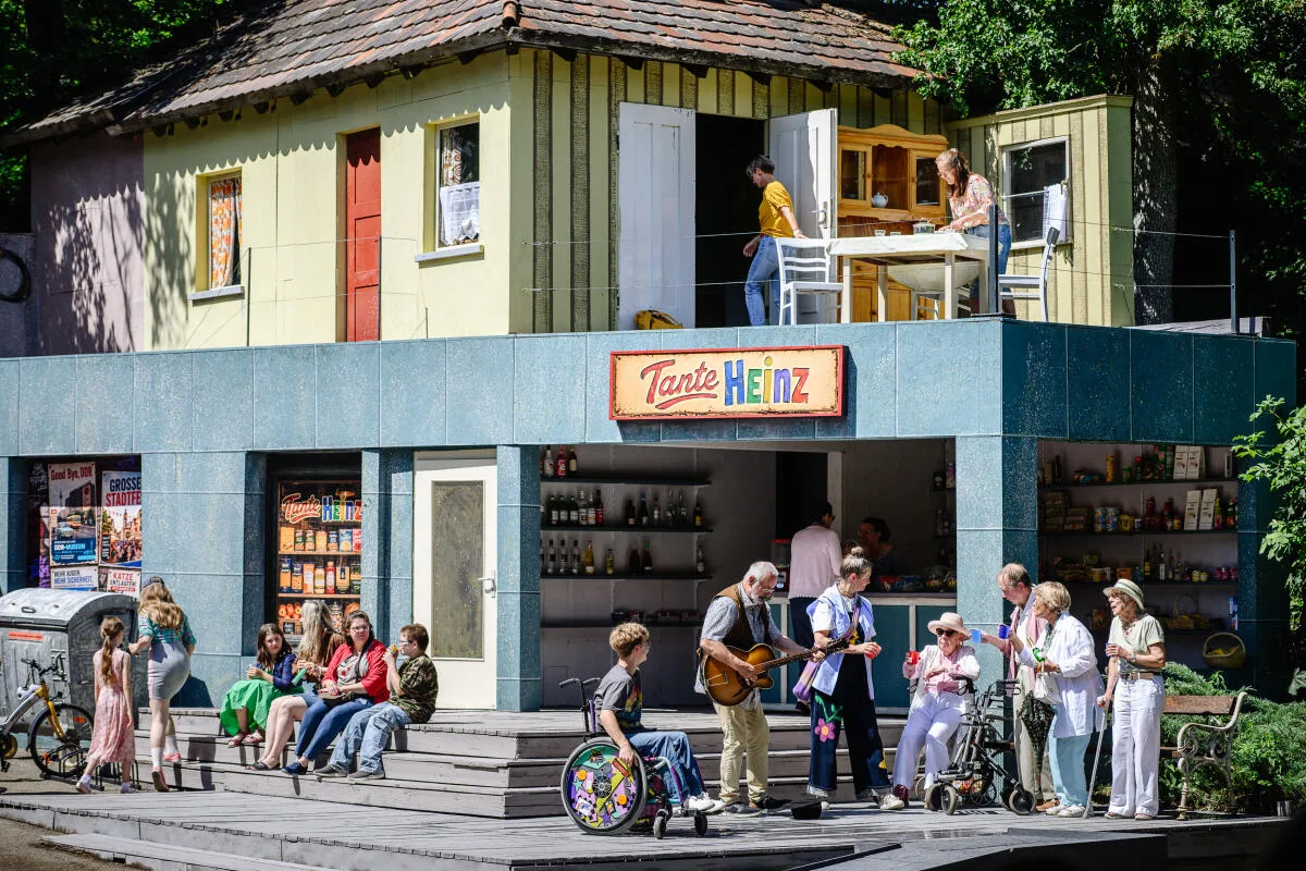 Bei dem Jugendstück „Vorstadtkrokodile“ im Heidenheimer Naturtheater gibt es jede Menge zu sehen.