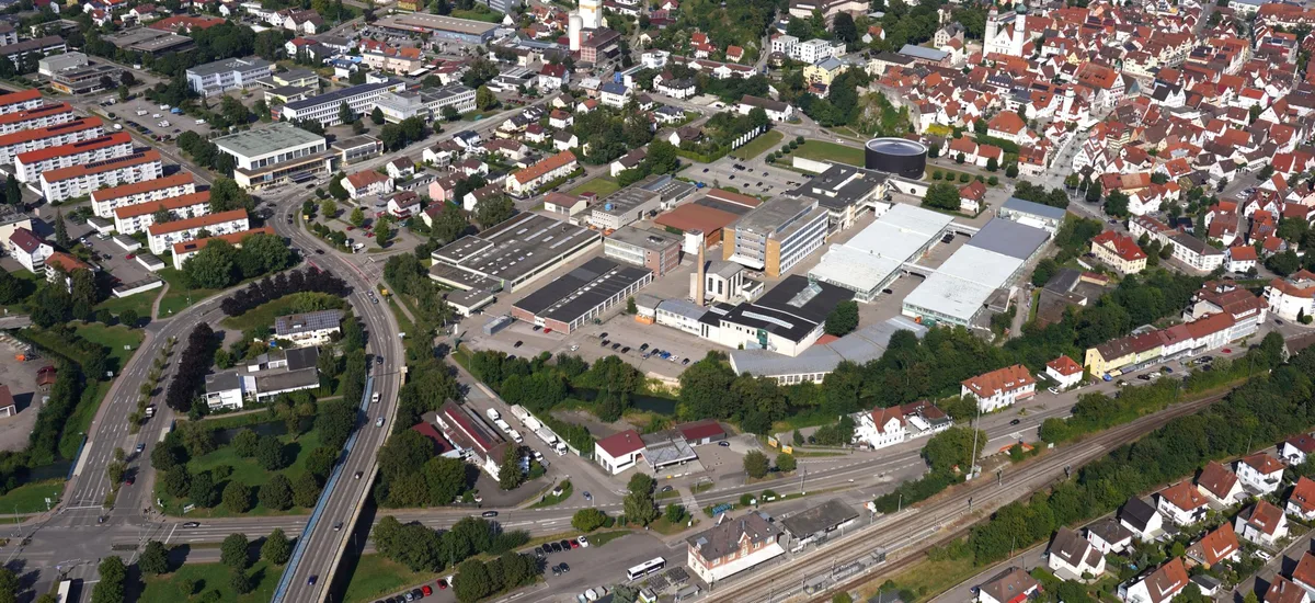 Das Sanierungsgebiet Burgwiesen umfasst nahezu 21 Hektar. Mit Ausnahme der Altstadt und weniger Gebäude auf dem Steiff-Areal umfasst es nahezu alle auf dem Luftbild abgebildeten Häuser westlich der Heidenheimer- und Burgstraße.