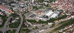 Giengen-Burgwiesen-Sanierungsgebiet 2024 GEYER-LUFTBILD Das Sanierungsgebiet Burgwiesen umfasst nahezu 21 Hektar. Mit Ausnahme der Altstadt und weniger Gebäude auf dem Steiff-Areal umfasst es nahezu alle auf dem Luftbild abgebildeten Häuser westlich der Heidenheimer- und Burgstraße.