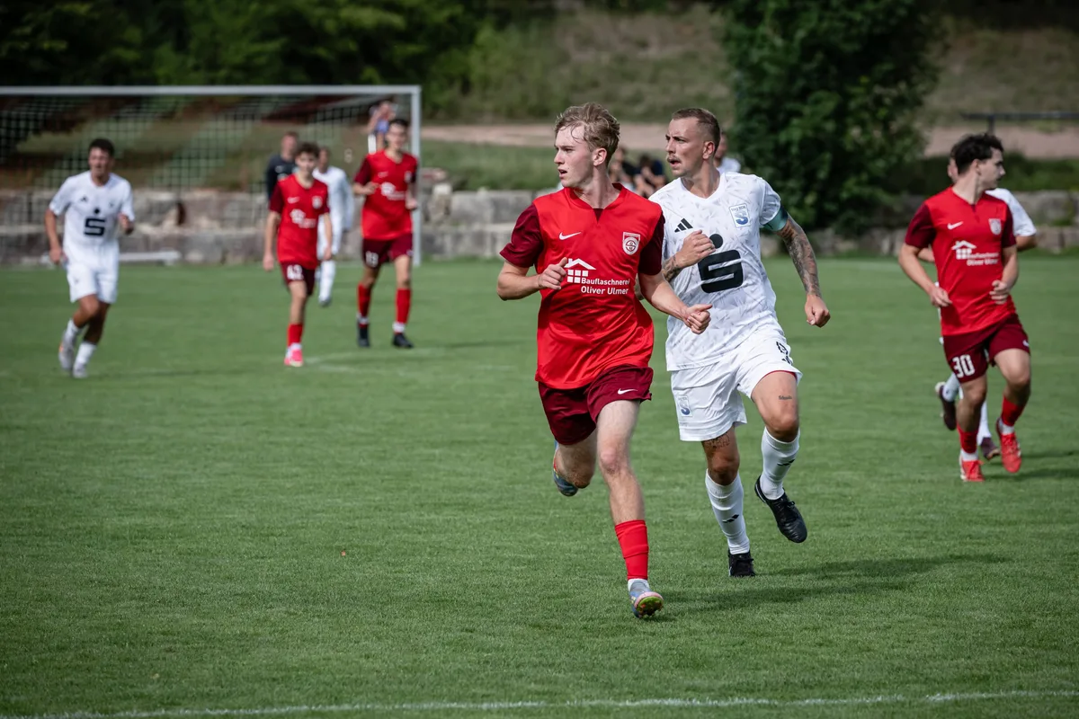 Louis Remmele (Mitte in rot) von der SGM Herbrechtingen Bolheim Louis Remmele (Mitte in rot) beim jüngsten Spiel seiner SG Herbrechtingen/Bolheim in Schnaitheim.