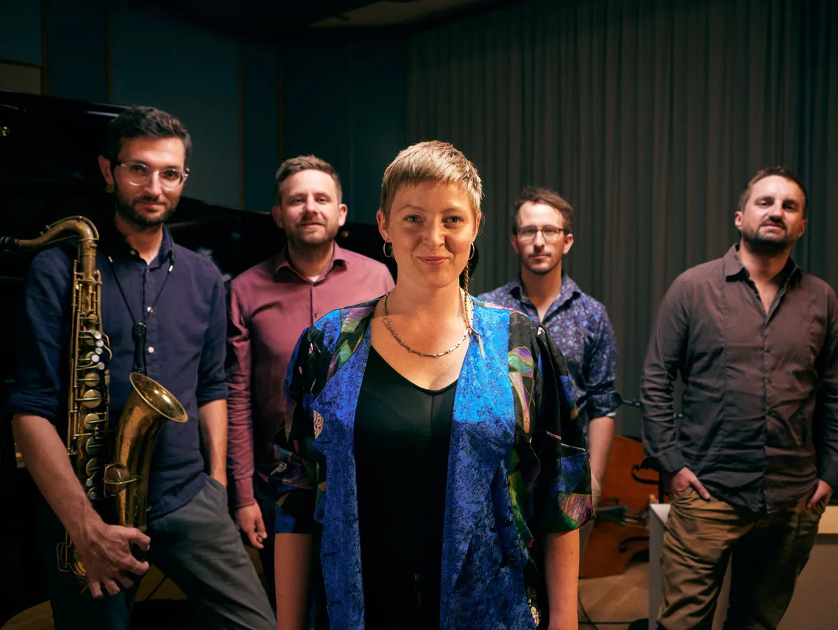 Neben Jazz-Standards widmet sich „Tight Lines“ unter anderem der Interpretation dänischer und nordischer Volkslieder. Neben Jazz-Standards widmet sich „Tight Lines“ unter anderem der Interpretation dänischer und nordischer Volkslieder.