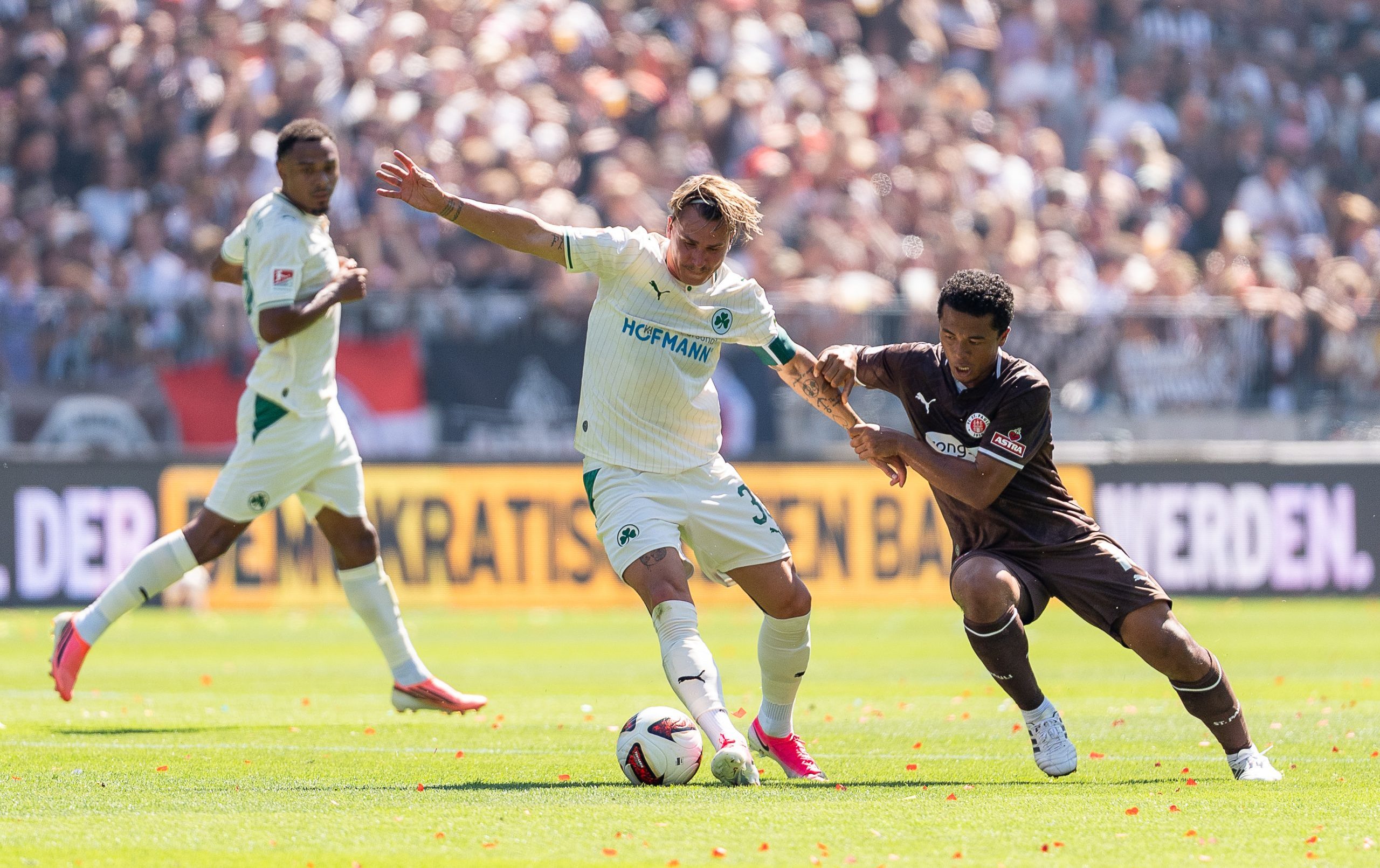 Felix Klaus (am Ball) ist aktuell der herausragende Spieler bei der SpVgg Greuther Fürth. An diesem Sonntag, 6. September, dürfte der Kapitän eine echte Herausforderung für die FCH-Defensive sein.