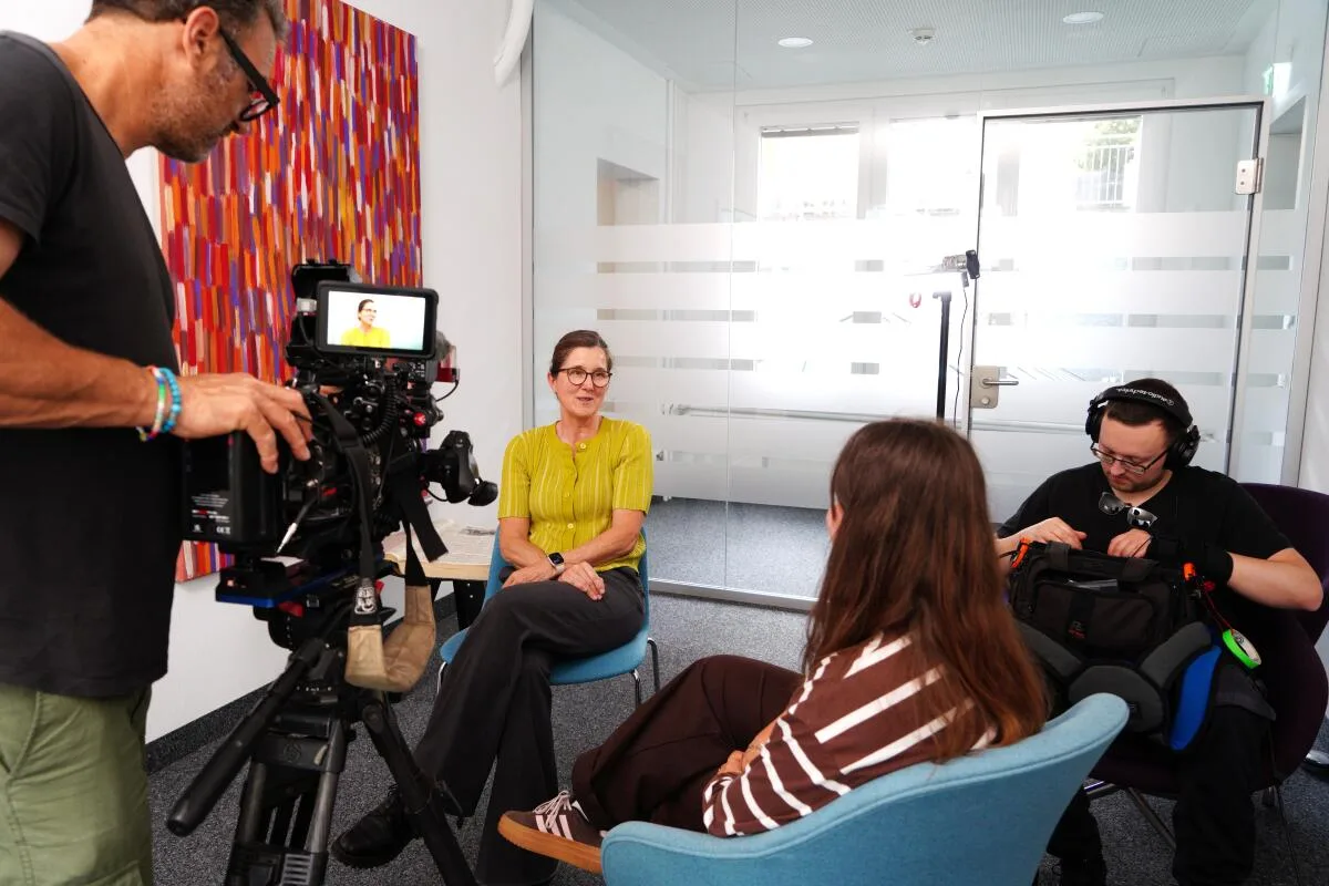 Das ZDF-Team beim Dreh in der HZ-Redaktion: Anna Schwendner (vorne) interviewt Redaktionsleiterin Silja Kummer. Ralph Wilhelm hat die Filmaufnahmen gemacht, Lukas Hofmann den Ton. 
