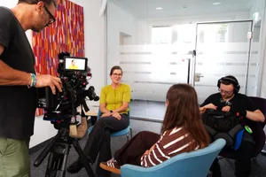 Interview ZDF mit Silja Kummer Das ZDF-Team beim Dreh in der HZ-Redaktion: Anna Schwendner (vorne) interviewt Redaktionsleiterin Silja Kummer. Ralph Wilhelm hat die Filmaufnahmen gemacht, Lukas Hofmann den Ton.