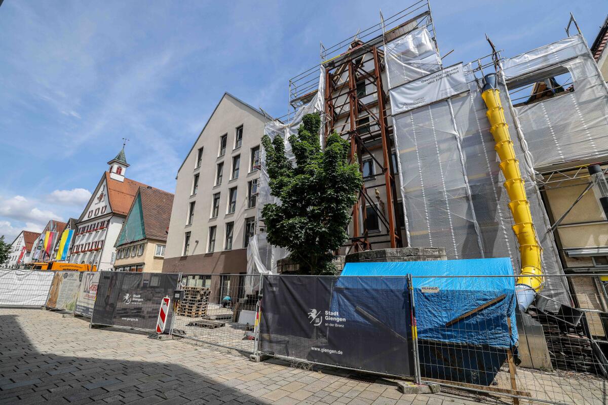 Stadt und Eigentümer sind sich einig, dass die Abstützung am historischen „Lamm“ bald demontiert werden solle&nbsp;–&nbsp;sofern statisch möglich. Links daneben steht der „Barfüßer“ vor seiner Fertigstellung.