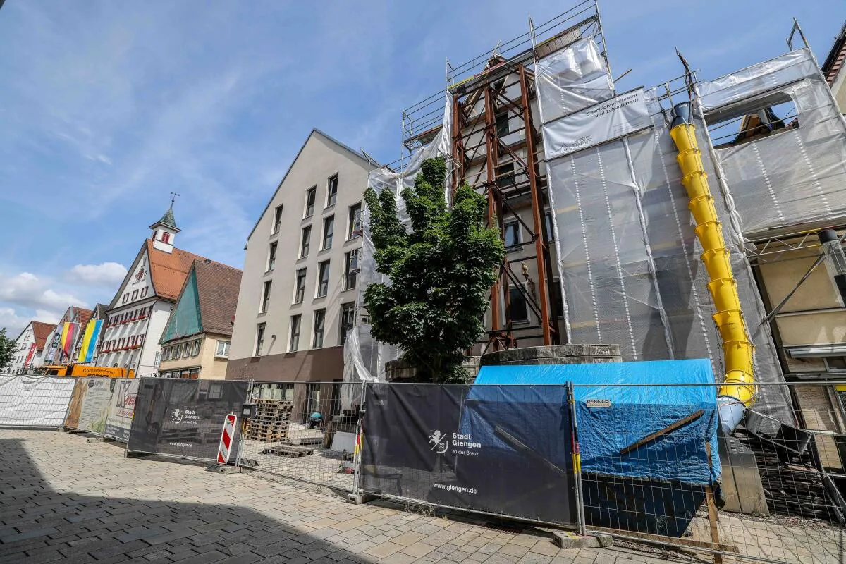 Stadt und Eigentümer sind sich einig, dass die Abstützung am historischen „Lamm“ bald demontiert werden solle&nbsp;–&nbsp;sofern statisch möglich. Links daneben steht der „Barfüßer“ vor seiner Fertigstellung.
