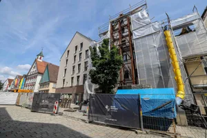 Giengen, Abstützung, ehemaliges, Hotel, Lamm, Markstraße, Stadt und Eigentümer sind sich einig, dass die Abstützung am historischen „Lamm“ bald demontiert werden solle – sofern statisch möglich. Links daneben steht der „Barfüßer“ vor seiner Fertigstellung.
