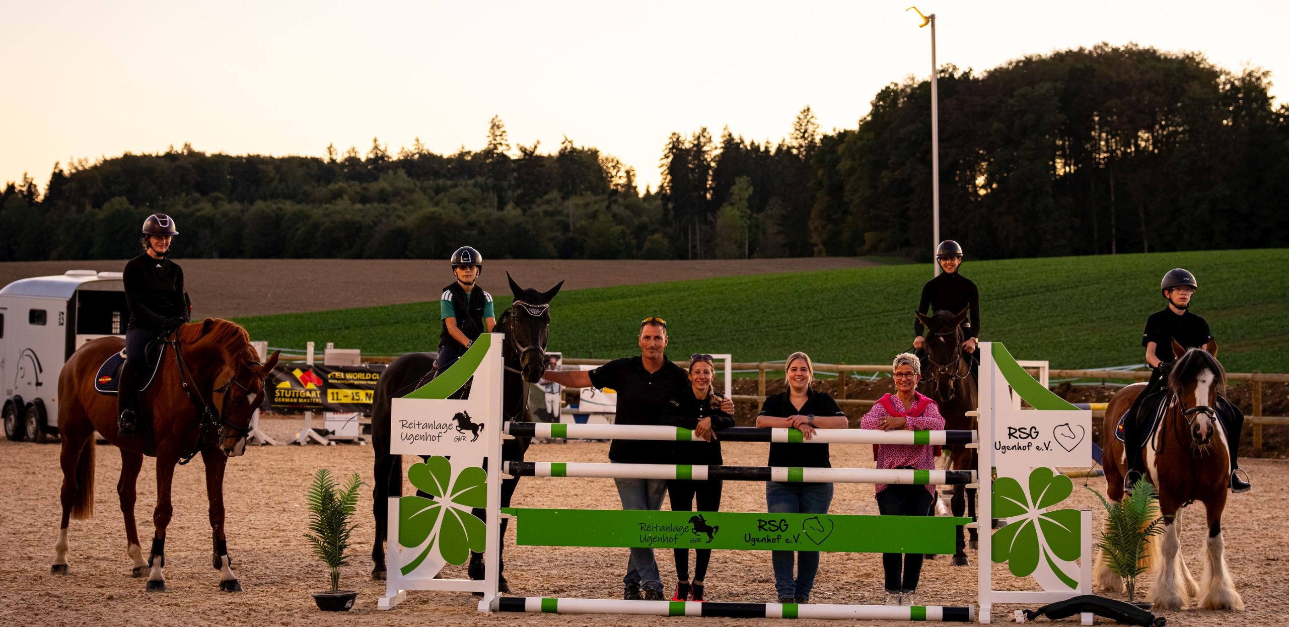 Freuen sich über die Einweihung: Christina und Daniel Bücheler, Christina Deuter, Vorsitzende der Reitsportgemeinschaft, und ihre Stellvertreterin Dr. Beate Bengelmann gemeinsam mit Reitern. 