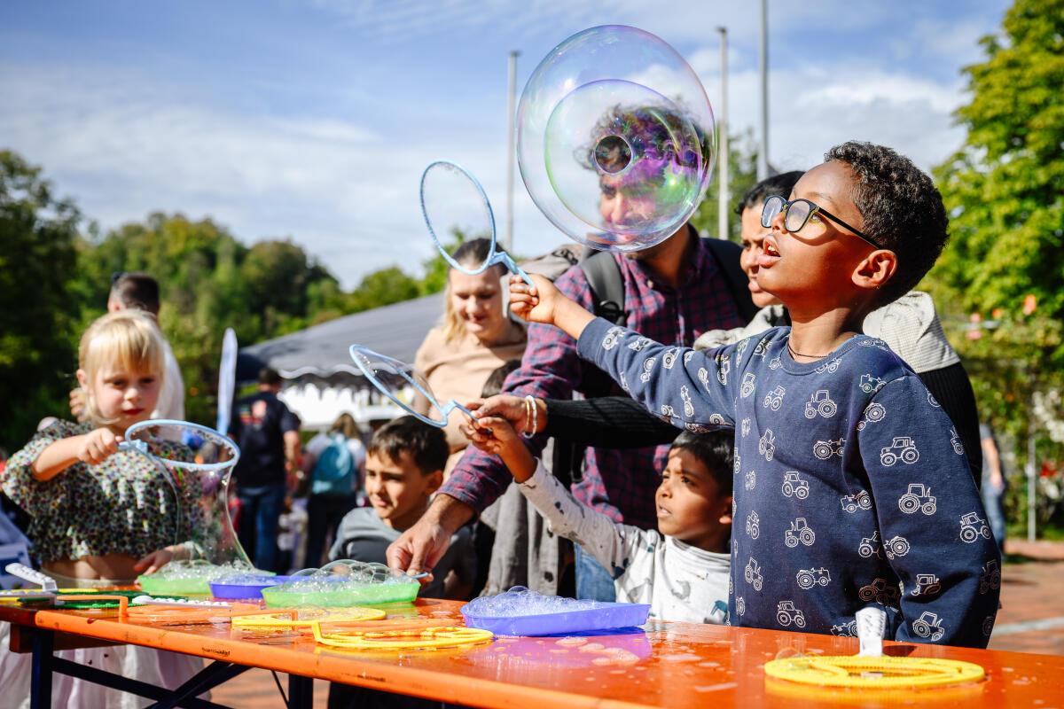 Seifenblasen machen stand bei den Kindern auf dem Weltkindertagsfest hoch im Kurs. 