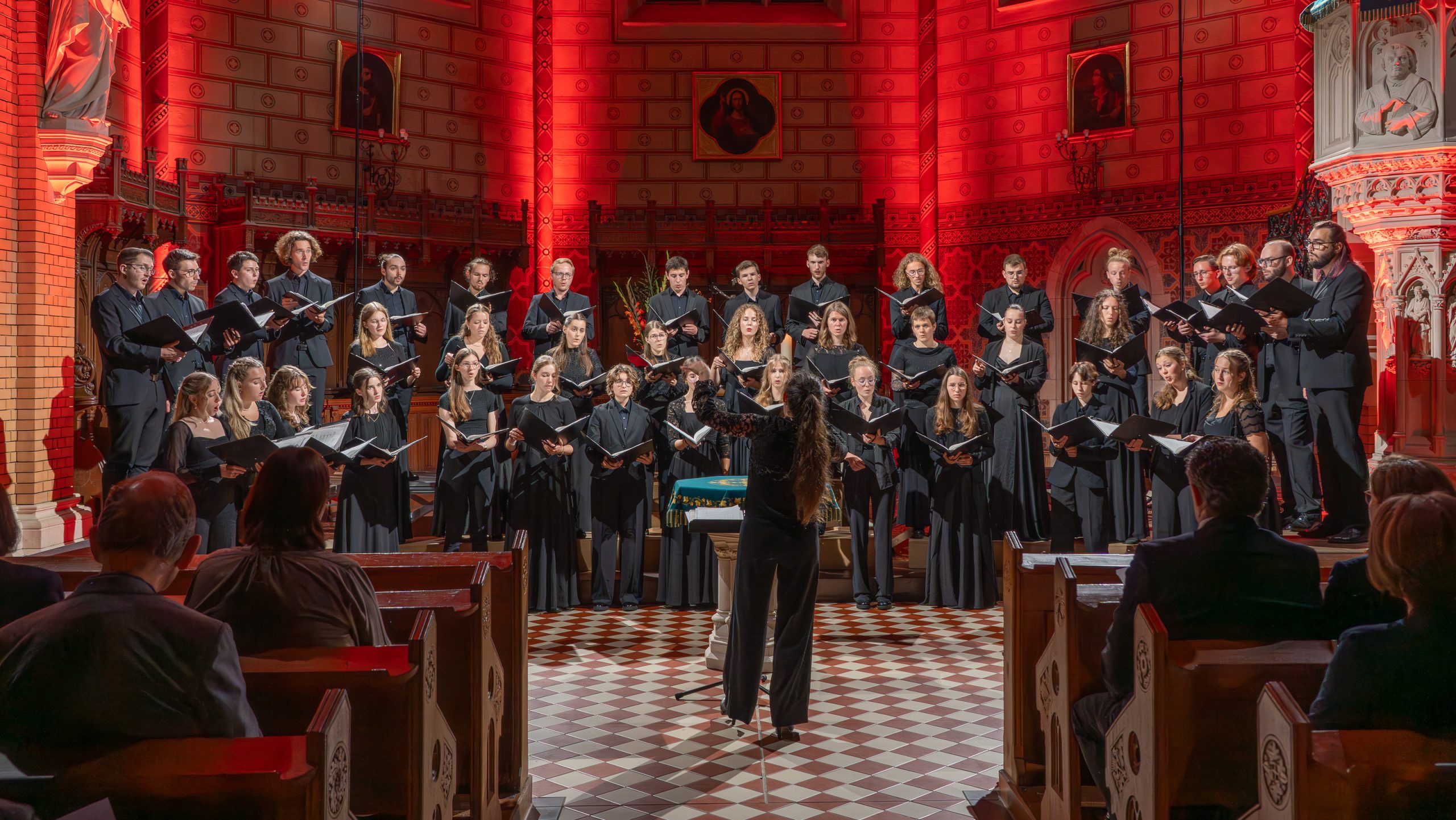 Für sein Sommerprojekt wählt der Junge Kammerchor Ostwürttemberg Stücke aus dem in 20 Jahren gewachsenen geistlichen Repertoire aus.