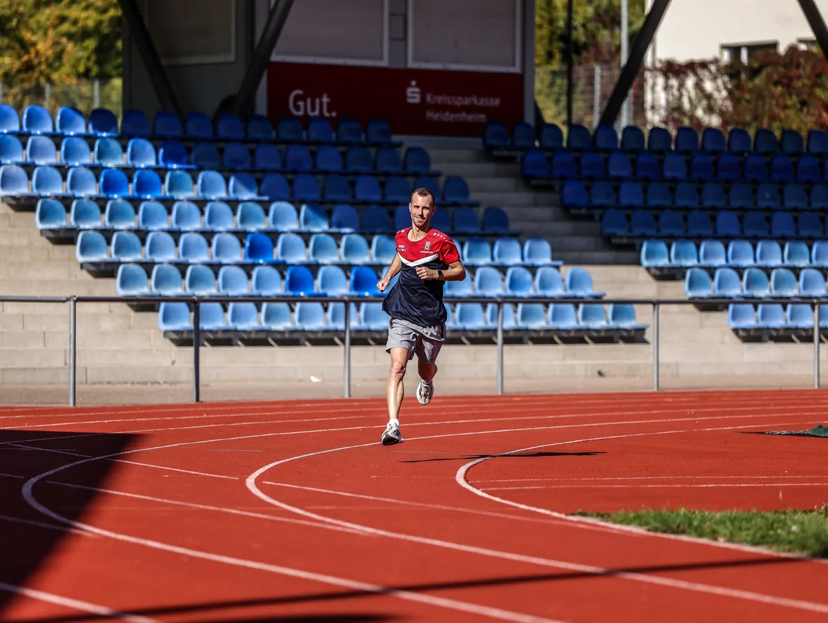 Leichtathleten, Philip Erlery, Sparkassen-Sportpark Fühlt sich wohl auf der Bahn: Philip Erler startet bei den baden-württembergischen Meisterschaften( (Masters) für den Heidenheimer Sportbund.