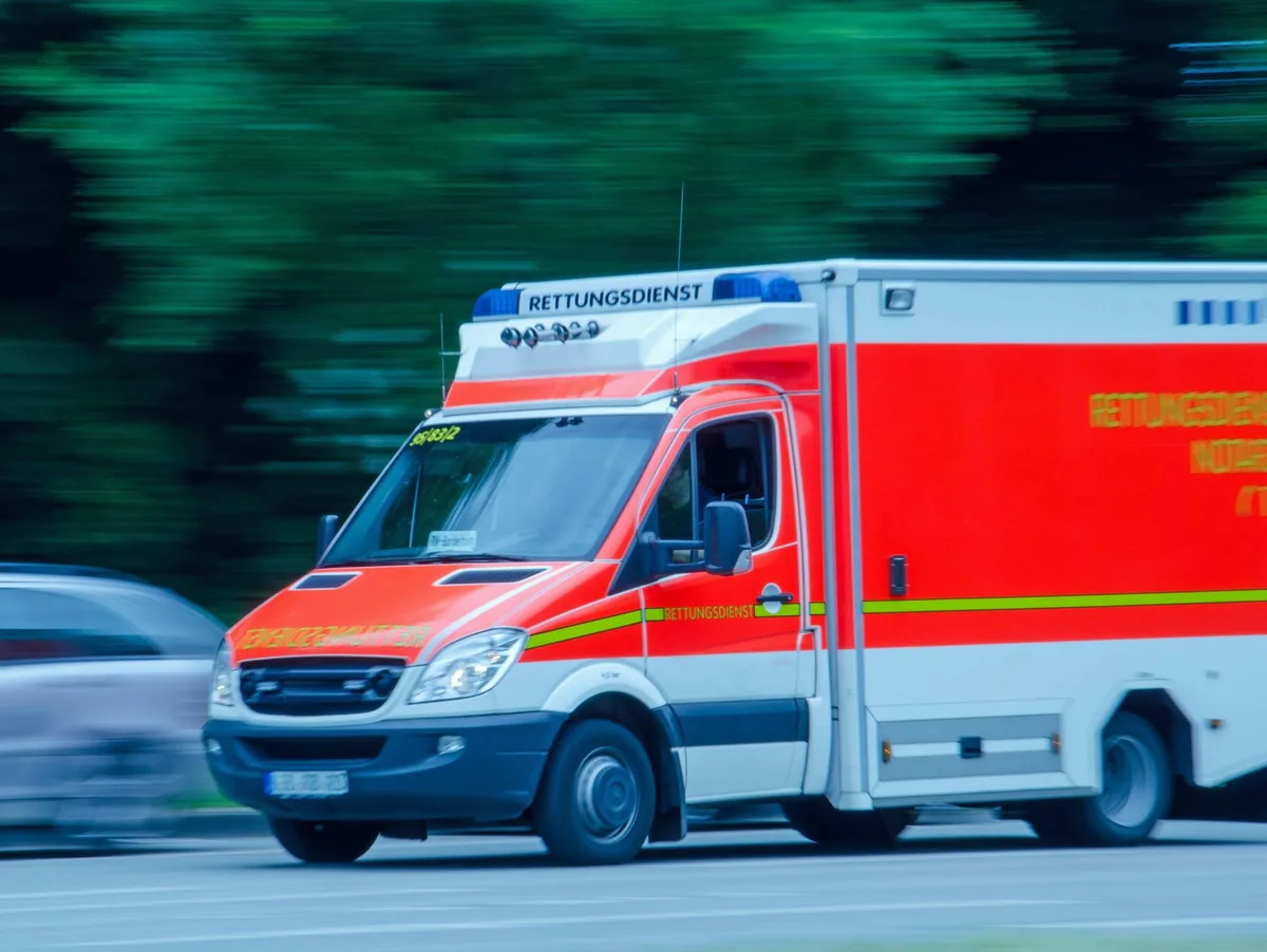 Krankenwagen im Einsatz, Symbolfoto. Krankenwagen im Einsatz, Symbolfoto.