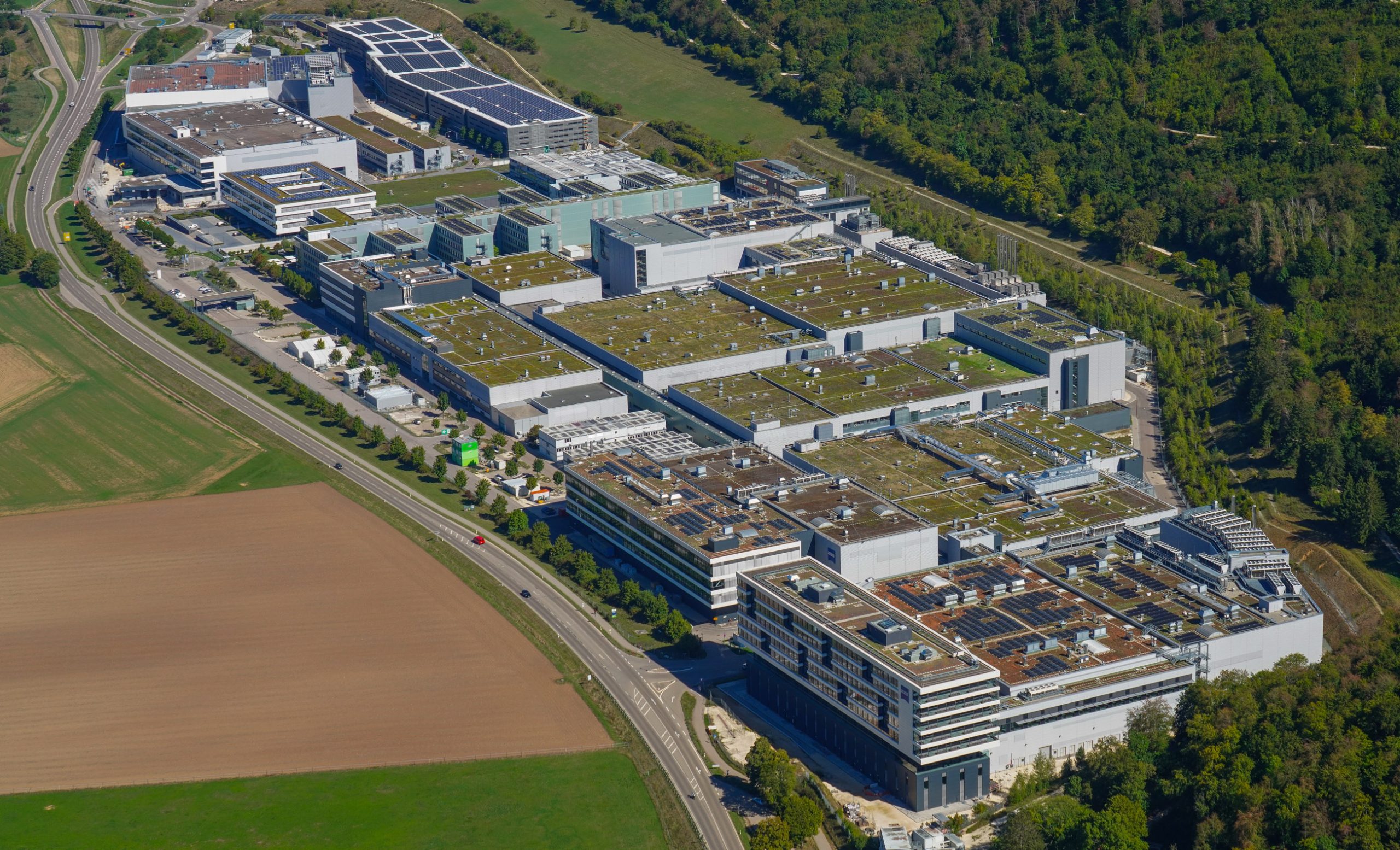 Die EUV-Lithografie gilt als Schlüsseltechnologie für die Herstellung modernster Chips. Das Herzstück der Anlagen von ASML kommt aus Oberkochen: hochpräzise Spiegel von Zeiss.