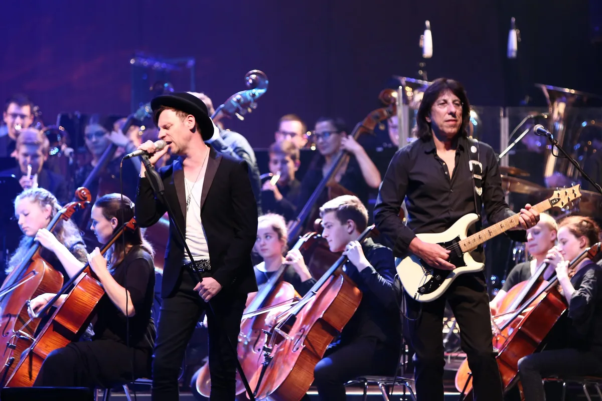 Vereinen Rockklassiker mit sinfonischer Fülle: Sänger Markus Engelstaedter und Gitarrist Siggi Schwarz.