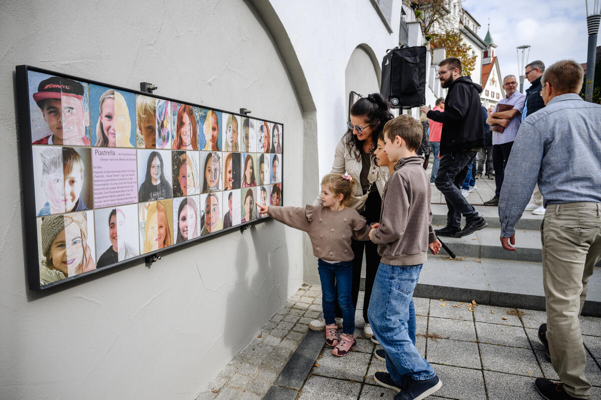 Kleine und große Künstlerinnen und Künstler entdecken ihre Portraits am Giengener Postberg.