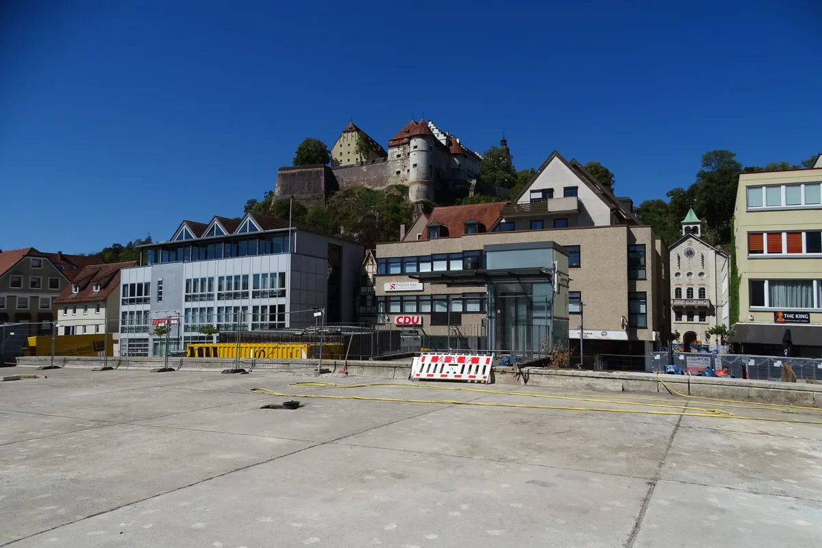 Von der Liegewiese mit Schlossblick gibt es bislang erst Letzteren. Die Grünanlage auf der Südseite des Rathauses muss hingegen erst noch entstehen.