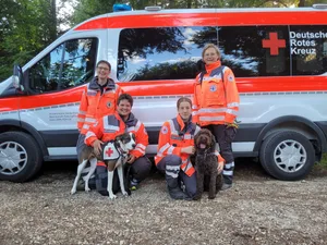Rettungshunde In teils schwer zugänglichem Gelände fanden die Rettungshunde Tammy und Eloy eine vermisste Person.