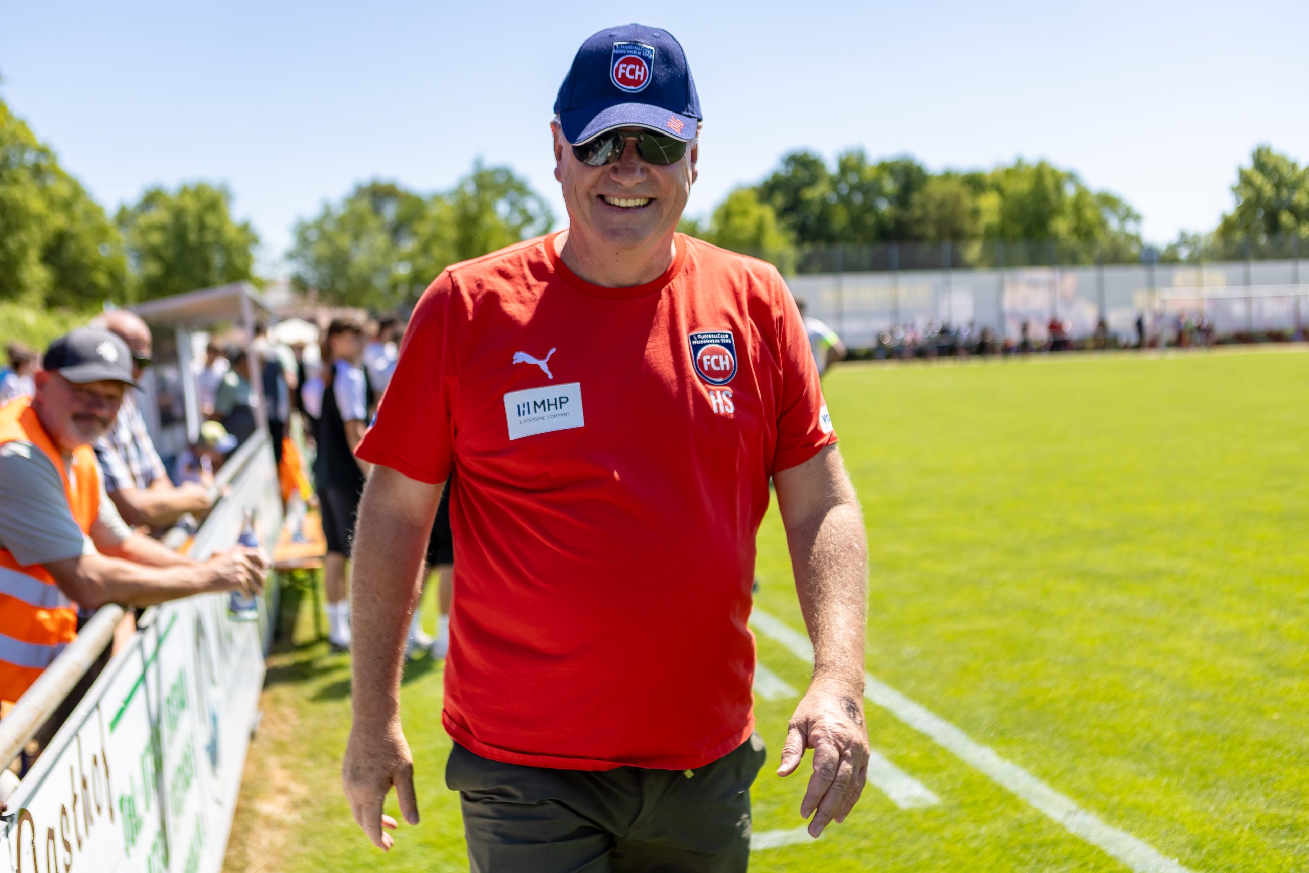 Viele der Hausaufgaben sind bereits erledigt: Holger Sanwald, Vorstandsvorsitzender des 1. FC Heidenheim, beim Freundschaftsspiel in Langenau.