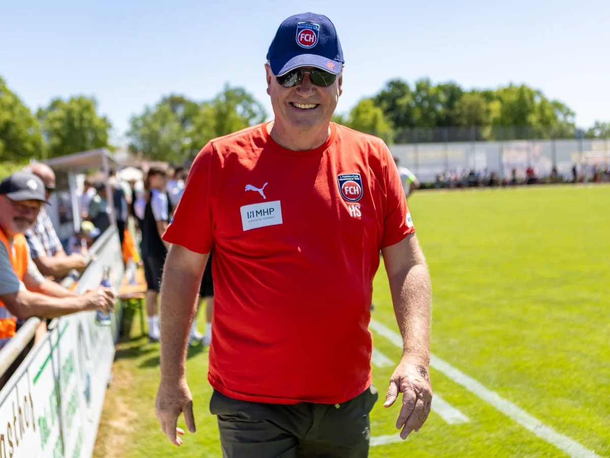 Viele der Hausaufgaben sind bereits erledigt: Holger Sanwald, Vorstandsvorsitzender des 1. FC Heidenheim, beim Freundschaftsspiel in Langenau.