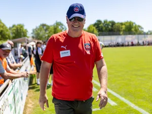 GER, SGM Langenau vs. 1.FC Heidenheim, Fussball, Testspiel, Saison 2026/2027, 11.07.2026 Viele der Hausaufgaben sind bereits erledigt: Holger Sanwald, Vorstandsvorsitzender des 1. FC Heidenheim, beim Freundschaftsspiel in Langenau.