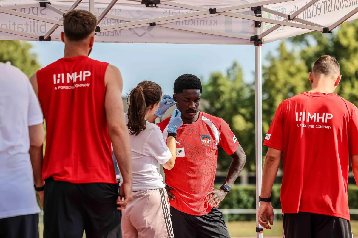Ein kleiner Piks muss sein: Beim Fitnesstest werden wie immer die Werte überprüft.