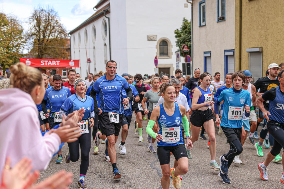 Genau 806 Läuferinnen und Läufer, hier beim Start für die Fünf- und Zehn-Kilometer-Distanz, nahmen  am Giengener Stadtlauf teil.