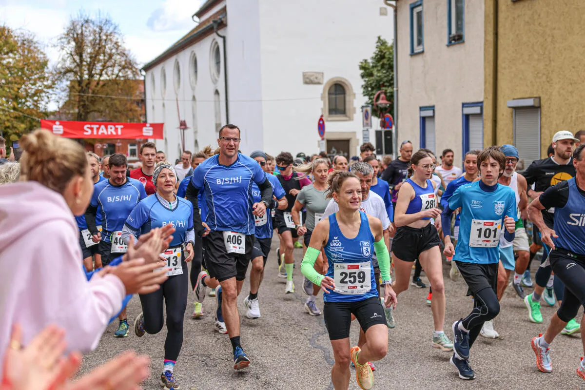 Genau 806 Läuferinnen und Läufern, hier beim Start für die Fünf- und Zehn-Kilometer-Distanz, nahmen gestern am Giengener Stadtlauf teil. Genau 806 Läuferinnen und Läufer, hier beim Start für die Fünf- und Zehn-Kilometer-Distanz, nahmen am Giengener Stadtlauf teil.
