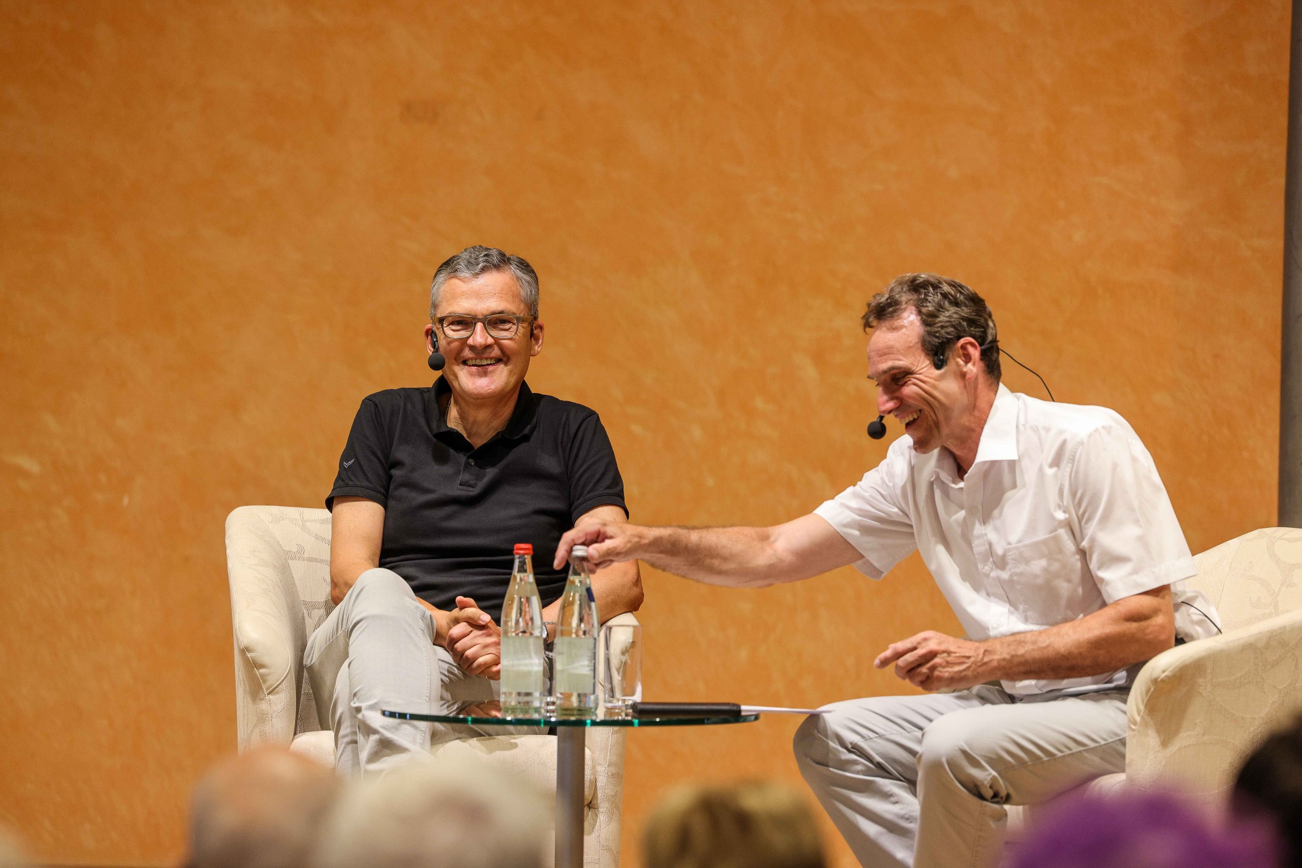 Gute Laune trotz ernstem Thema: Der Bundestagsabgeordnete Roderich Kiesewetter im Gespräch mit Peter Müller (rechts).