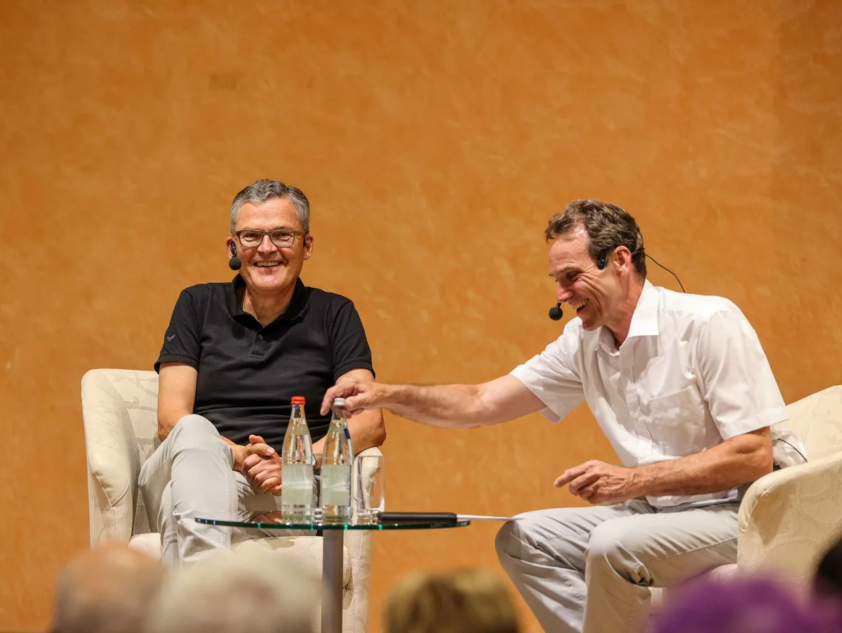 Gute Laune trotz ernstem Thema: Der Bundestagsabgeordnete Roderich Kiesewetter im Gespräch mit Peter Müller (rechts).