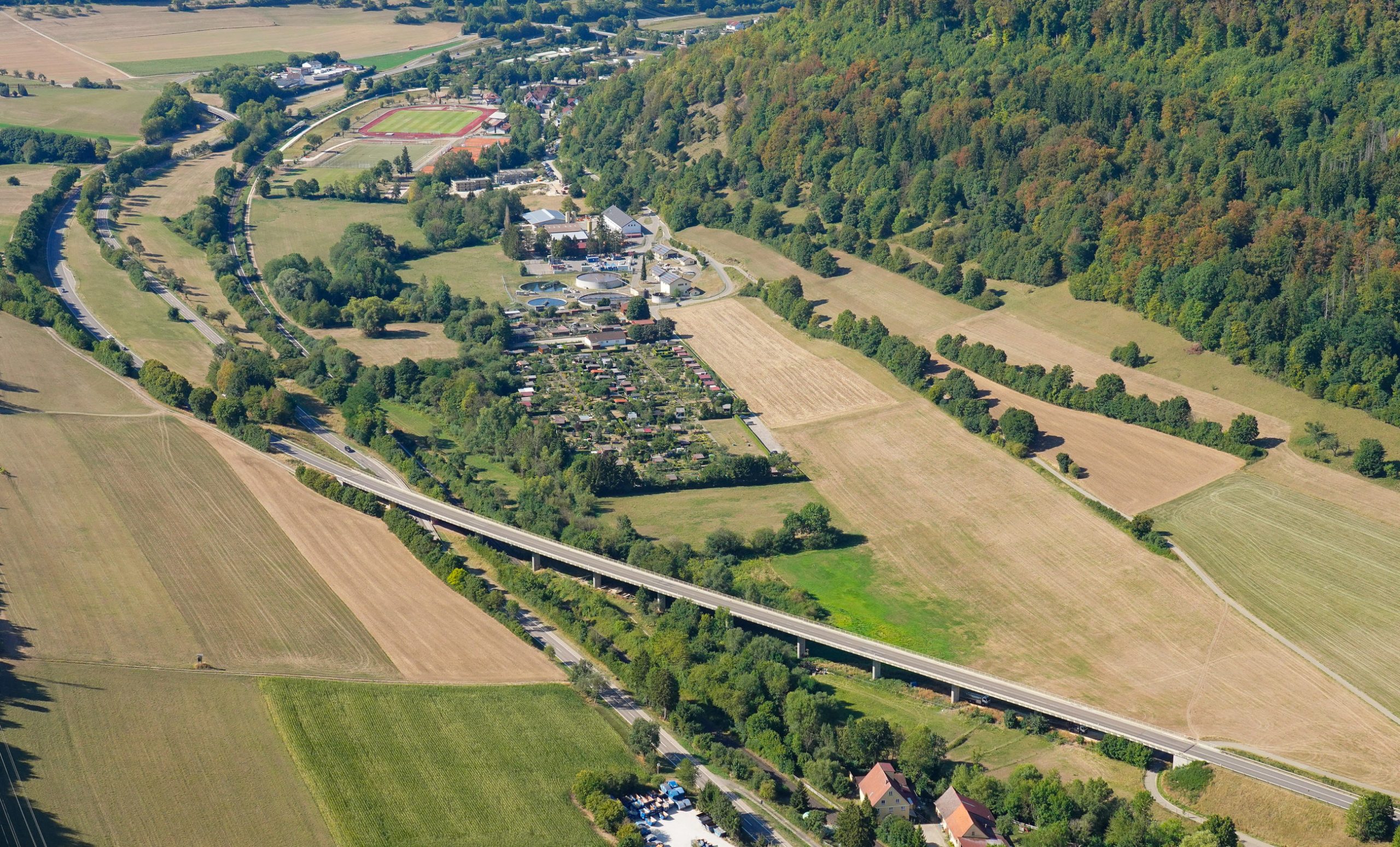 Die B-19-Kochertalbrücke zwischen Unter- und Oberkochen. Ab 1. November wird für Lastwagen einseitig gesperrt. 