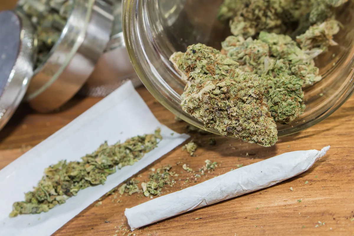 Joint Mitarbeiter eines Heidenheimer Hanfladens stehen im Verdacht, THC‑haltiges Marihuana an Kunden, darunter Minderjährige, verlauft zu haben.