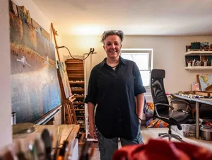 Heuchstetten, Galerie, Künstlerin, Tina Mutschler, Tina Mutschler in ihrem Atelier in Heuchstetten. Hier arbeitet sie in einer Woche an rund zehn Bildern einer Serie gleichzeitig.