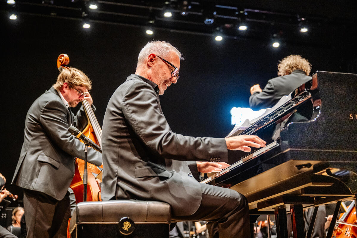 Thilo Wolf am Flügel, und das in Kombination mit dem Orchester der Opernfestspiele Heidenheim, das war ein ganz besonderer Genuss bei der „Last Night“.