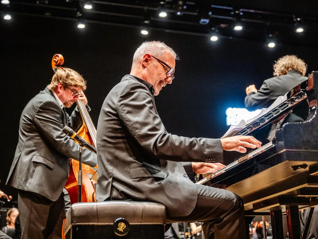 Thilo Wolf am Flügel, und das in Kombination mit dem Orchester der Opernfestspiele Heidenheim, das war ein ganz besonderer Genuss bei der „Last Night“. Thilo Wolf am Flügel, und das in Kombination mit dem Orchester der Opernfestspiele Heidenheim, das war ein ganz besonderer Genuss bei der „Last Night“.