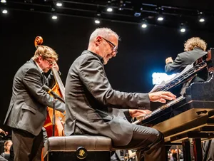 Thilo Wolf am Flügel, und das in Kombination mit dem Orchester der Opernfestspiele Heidenheim, das war ein ganz besonderer Genuss bei der „Last Night“. Thilo Wolf am Flügel, und das in Kombination mit dem Orchester der Opernfestspiele Heidenheim, das war ein ganz besonderer Genuss bei der „Last Night“.