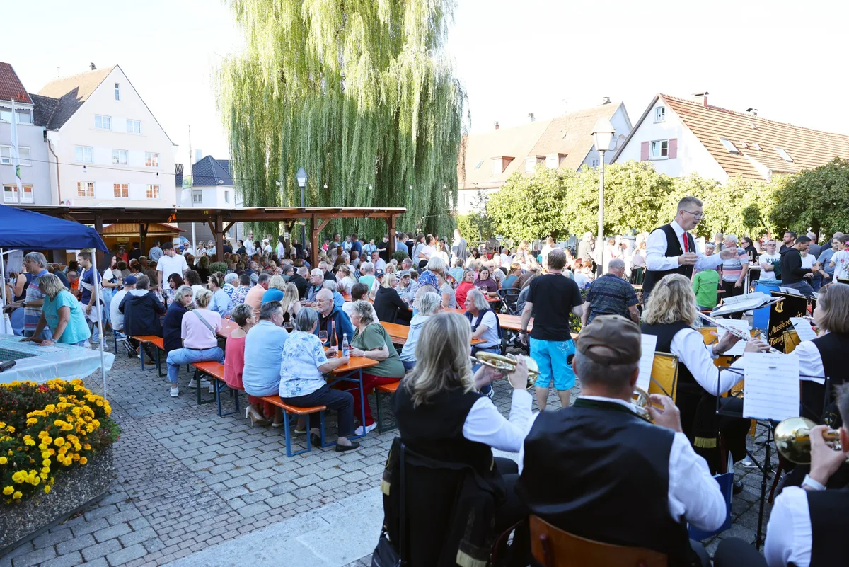 Weinfest auf dem Schnaitheimer Dorfplatz