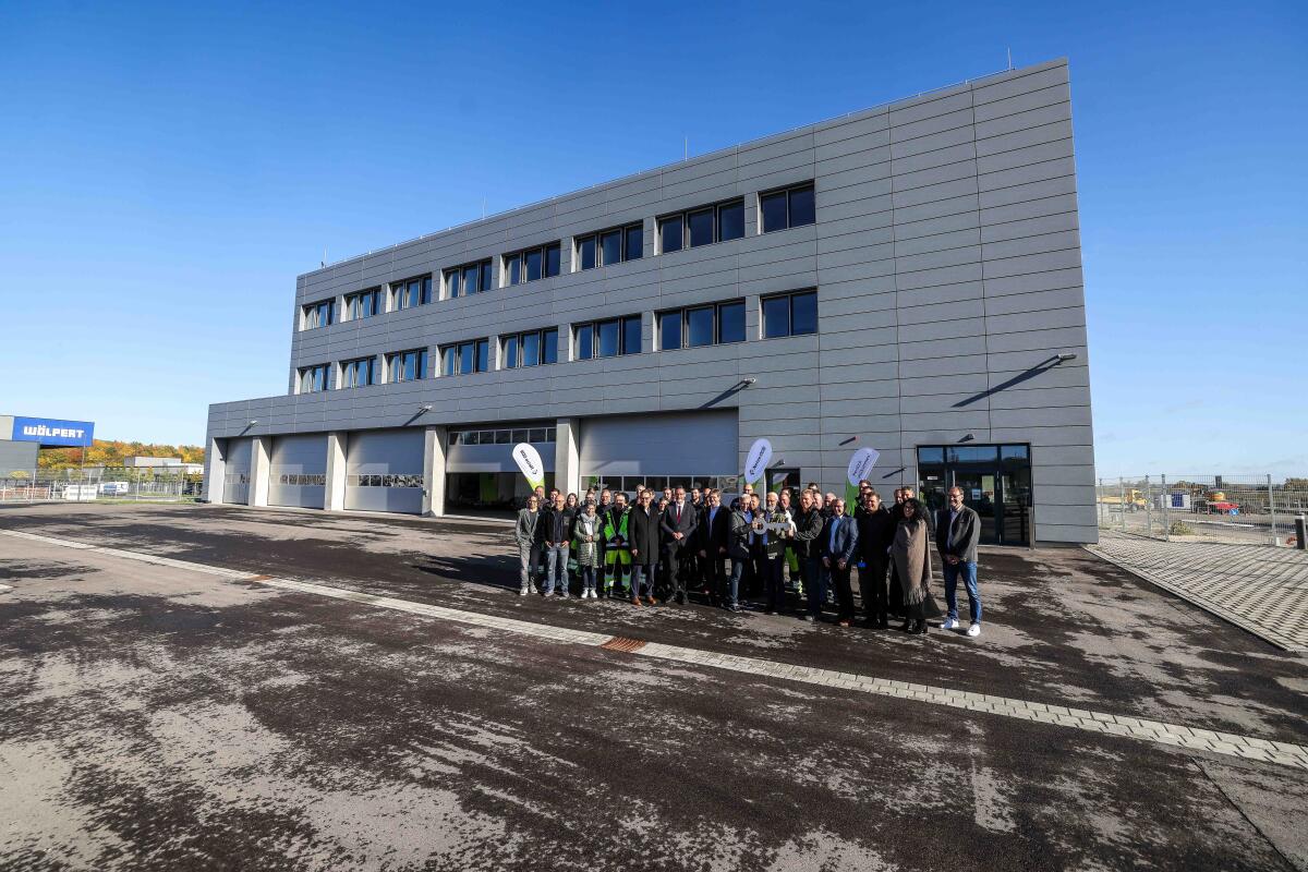 Versammelte Mannschaft vor dem neuen Bezirkszentrum: Insgesamt 55 Mitarbeiter arbeiten bereits seit einigen Wochen am und vom Standort Giengen der Netze ODR.