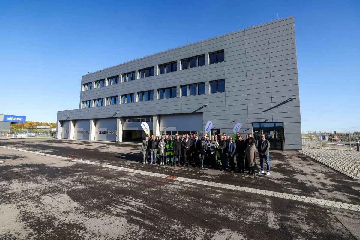 Netze, ODR, Einweihung, Bezirkszentrum, Industriepark, GIP A7, Versammelte Mannschaft vor dem neuen Bezirkszentrum: Insgesamt 55 Mitarbeiter arbeiten bereits seit einigen Wochen am und vom Standort Giengen der Netze ODR.